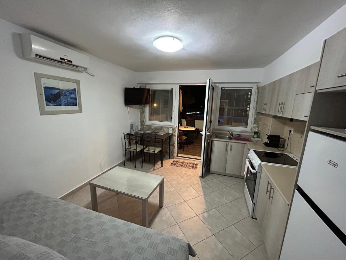 Aroma Cavas Apartment Pyrgos Kallistis Exterior photo
